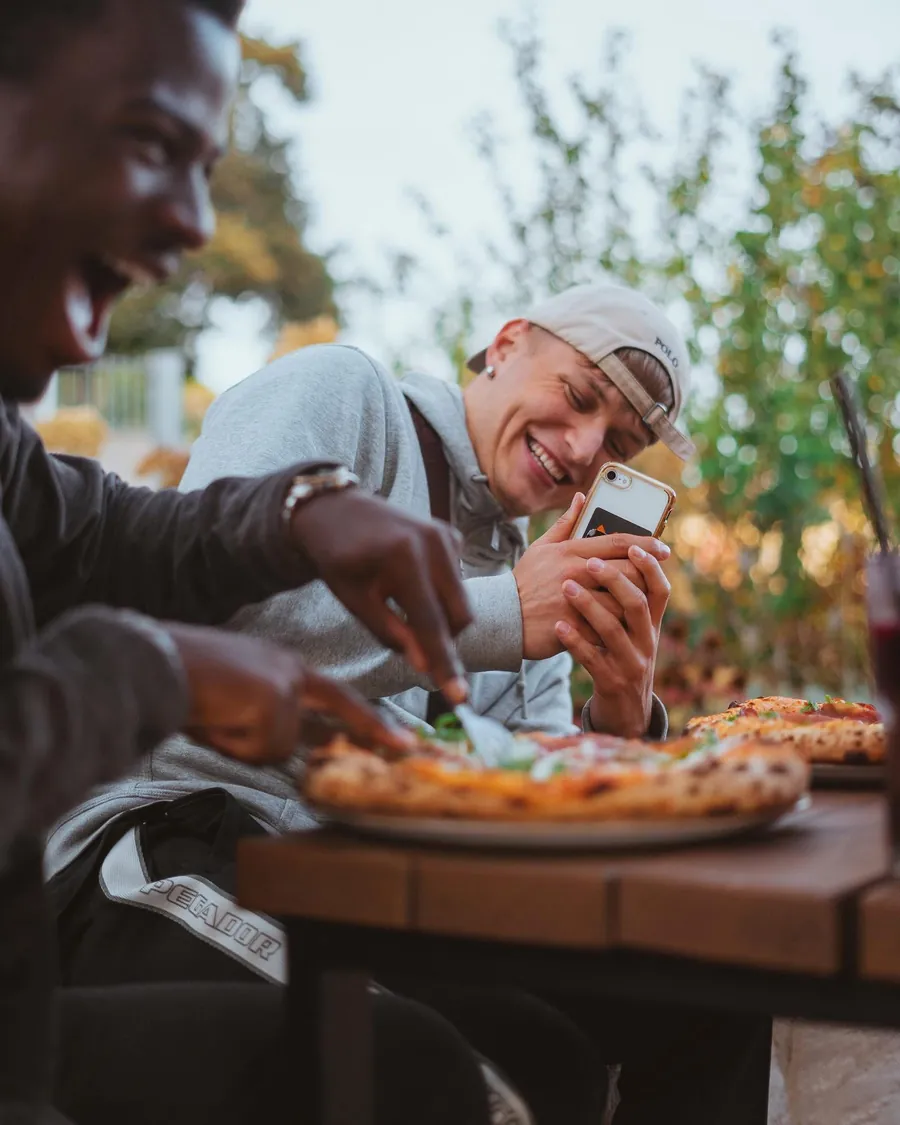 Freunde genießen neapolitanische Pizza von Lausbub in Nürnberg