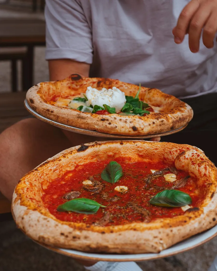Zwei neapolitanische Pizzen bei Lausbub in Nürnberg – mit Burrata und mit Tomatensoße und Basilikum