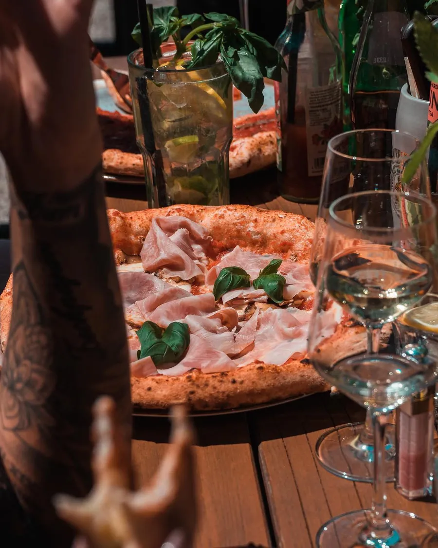 Pizza mit Prosciutto und Basilikum, dazu Wein und Drinks bei Lausbub in Nürnberg