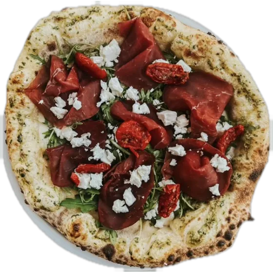 Pizza mit Bresaola, Ziegenkäse und getrockneten Tomaten